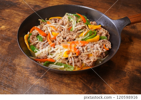 Domestic pork offal, stir-fried pork and vegetables 120598916