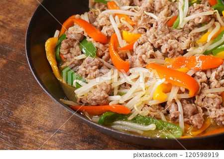 國產豬肉輔料 炒豬肉和蔬菜 國產豬肉輔料 炒豬肉和蔬菜 120598919