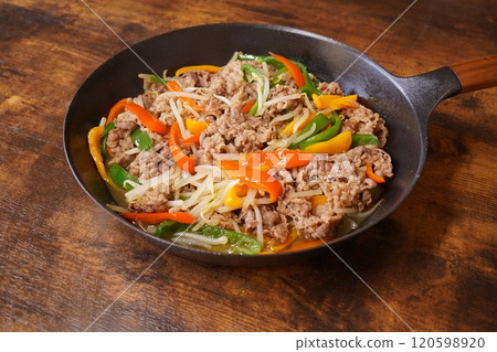 Domestic pork offal, stir-fried pork and vegetables 120598920