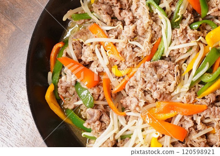 Domestic pork offal, stir-fried pork and vegetables 120598921
