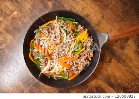 Domestic pork offal, stir-fried pork and vegetables 120598922
