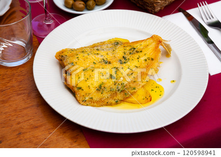 Lenguado meuniere in lemon sauce. French cuisine Lenguado meuniere in lemon sauce. French cuisine 120598941