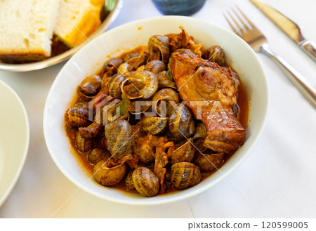 Stewed snails with rabbit meat and sausages Stewed snails with rabbit meat and sausages 120599005