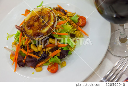 Salad with goat cheese 120599040