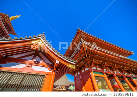 日本的東京城市景觀 走向明天...藍天的東京。淺草寺寶藏門和五層寶塔的景色。邁向新時代=25日 日本的東京城市景觀 走向明天...藍天的東京。淺草寺寶藏門和五層寶塔的景色。邁向新時代=25日 120599611