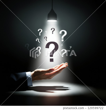 一個穿著西裝的男人在聚光燈下拿著問號的圖片 120599722