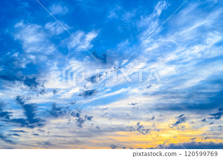 生動的藍天晚上的稀疏雲背景材料背景 生動的藍天晚上的稀疏雲背景材料背景 120599769