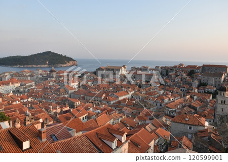 從舊城區看到的老市政廳塔和老路 從舊城區看到的老市政廳塔和老路 120599901