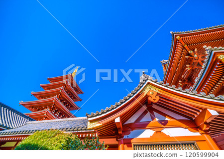 日本的東京城市景觀 連結未來...擁有藍天的東京。淺草寺五層寶塔和寶藏門的景色。邁向新時代=25日 日本的東京城市景觀 連結未來...擁有藍天的東京。淺草寺五層寶塔和寶藏門的景色。邁向新時代=25日 120599904