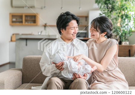 年輕夫婦、父母和孩子、家庭、家庭在生完孩子後休育嬰假 年輕夫婦、父母和孩子、家庭、家庭在生完孩子後休育嬰假 120600122
