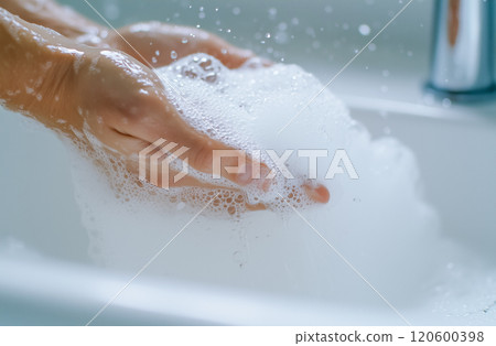 在現代水槽下用泡沫肥皂洗手 120600398