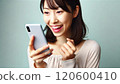 [人物] 一位女士因智慧型手機上傳來的好消息而感到高興 120600410