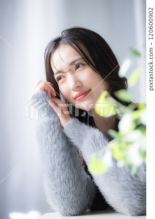 秋冬圖像中,一位穿著針織品的漂亮女人在房間裡放鬆,抬頭看著上半身,袖子很可愛 秋冬圖像中,一位穿著針織品的漂亮女人在房間裡放鬆,抬頭看著上半身,袖子很可愛 120600902