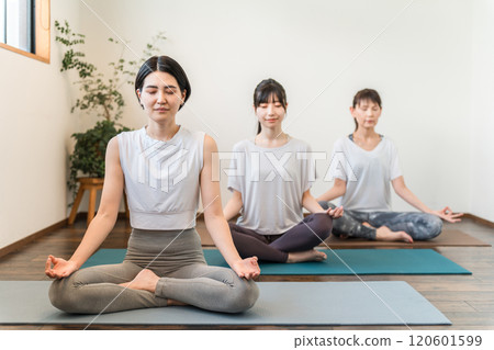 Women learning yoga in yoga class/pilates 120601599