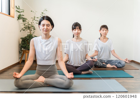 Women learning yoga in yoga class/pilates 120601948