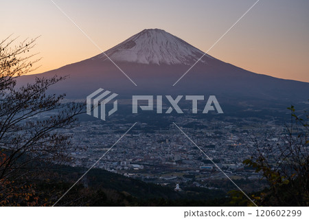 [靜岡縣]富士山和御殿場市的夕陽和乙女峠景觀 120602299