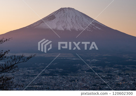 <<Shizuoka Prefecture>> View of Mt. Fuji and the sunset in Gotemba City, Otome Pass <<Shizuoka Prefecture>> View of Mt. Fuji and the sunset in Gotemba City, Otome Pass 120602300