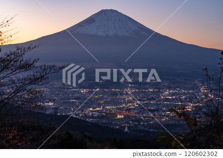 [靜岡縣]富士山和御殿場市的夕陽和乙女峠景觀 120602302