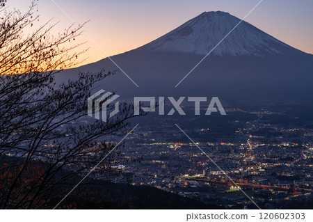[靜岡縣]富士山和御殿場市的夕陽和乙女峠景觀 120602303
