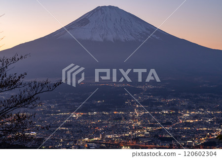 [靜岡縣]富士山和御殿場市的夕陽和乙女峠景觀 120602304