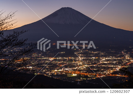 [靜岡縣]富士山和御殿場市的夕陽和乙女峠景觀 120602307