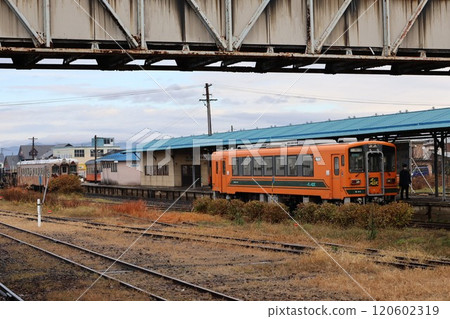 津輕鐵道津輕五所川原站等待發車的列車 120602319