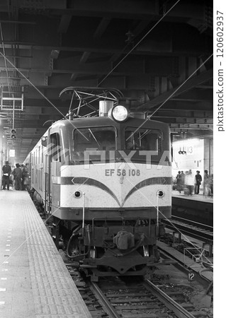 JNR locomotive EF58 Gohachi 1980 Ueno train night sleeper 120602937