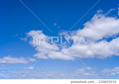 漂浮在藍天上的雲彩 漂浮在藍天上的雲彩 120603014