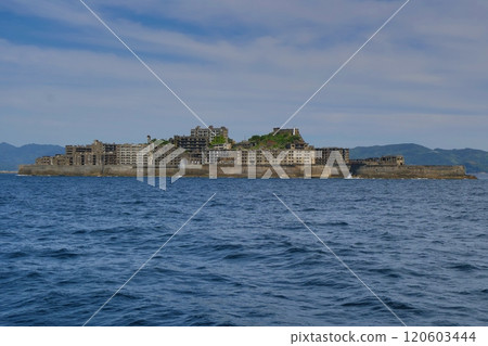 端島（軍艦島）：從島西側看到的全景 120603444
