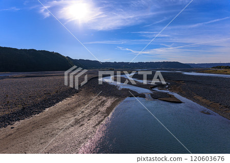 西斜的太陽照亮了位於靜岡縣島田市大井川的蓬萊橋，這是世界上最長的橫跨大井川的木橋。 120603676