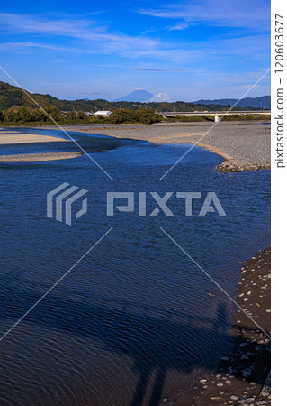 位於靜岡縣島田市的世界上最長的橫跨大井川的木橋蓬萊橋,大井川的水流俯瞰富士山 位於靜岡縣島田市的世界上最長的橫跨大井川的木橋蓬萊橋,大井川的水流俯瞰富士山 120603677