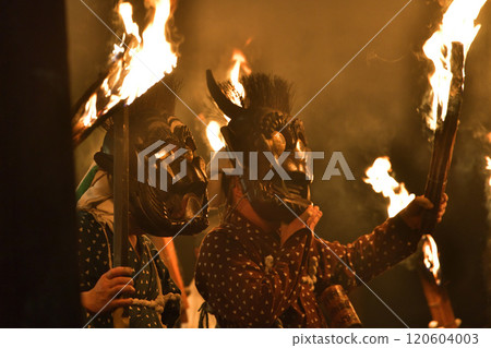 兵庫縣開西市上滿願寺町東光寺的惡魔聚會,用火把猛擊柱子 兵庫縣開西市上滿願寺町東光寺的惡魔聚會,用火把猛擊柱子 120604003