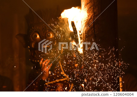 兵庫縣開西市上滿願寺町東光寺的惡魔聚會，用火把猛擊柱子 120604004