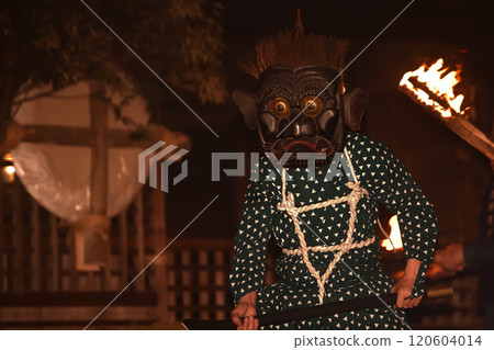 兵庫縣西市上香萬願寺町東光寺的鬼會,用火把猛擊柱子 兵庫縣西市上香萬願寺町東光寺的鬼會,用火把猛擊柱子 120604014