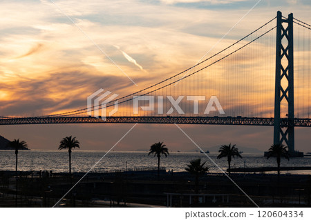 從神戶海洋碼頭看明石海峽大橋的秋日日落 從神戶海洋碼頭看明石海峽大橋的秋日日落 120604334