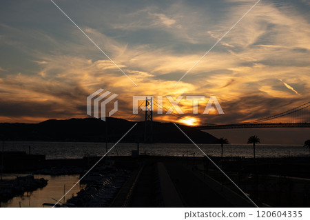 從神戶海洋碼頭看明石海峽大橋的秋日日落 從神戶海洋碼頭看明石海峽大橋的秋日日落 120604335