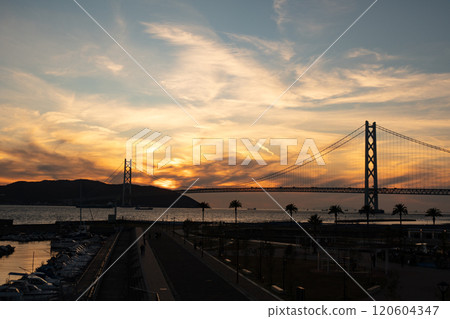 從神戶海洋碼頭看明石海峽大橋的秋日日落 從神戶海洋碼頭看明石海峽大橋的秋日日落 120604347