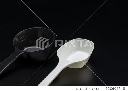 白色和黑色量勺和黑色背景上的複製空間 白色和黑色量勺和黑色背景上的複製空間 120604548