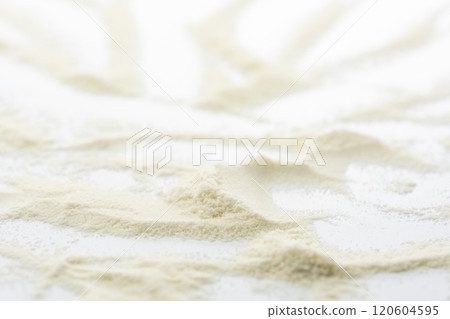 蛋白粉鋪在白色背景上 蛋白粉鋪在白色背景上 120604595