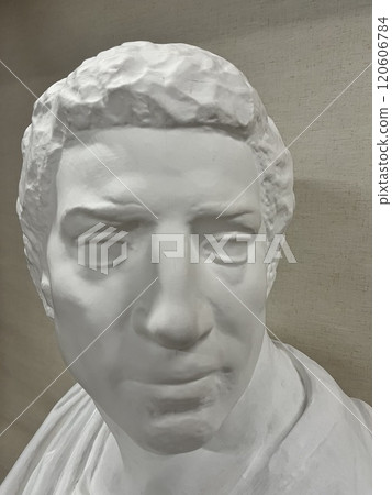 從多個方向觀看布魯圖斯臉部的石膏雕像。 從多個方向觀看布魯圖斯臉部的石膏雕像。 120606784