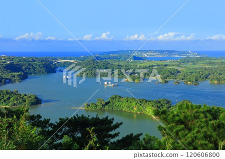 [Okinawa Prefecture] The Haneji Inland Sea (Yagaji Island and Kouri Island) as seen from the Arashiyama Observatory on a clear day 120606800