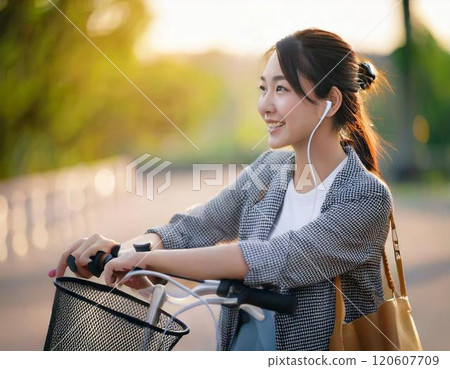 騎自行車戴耳機的女人 120607709