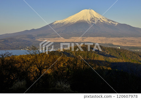 從道子山地塊的石割山頂看到的日出時月亮落在富士山頂上 120607978