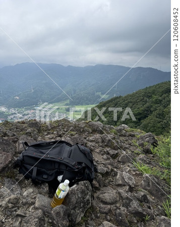 從山上的岩石區眺望街道（富山縣富山市獅子鼻岩 *蘆保） 120608452