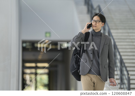 一名 40 多歲男子用智慧型手機交談的旅遊形象 一名 40 多歲男子用智慧型手機交談的旅遊形象 120608847