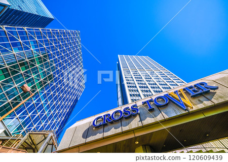 日本東京城市景觀，一座有步行橋的城市。澀谷十字塔、澀谷 Akush、澀谷 Hikarie 等景觀 = 25 號 120609439