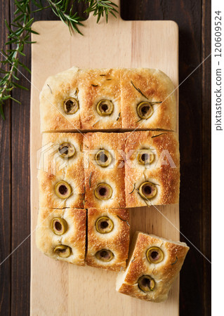 用橄欖和迷迭香烘焙的佛卡夏 用橄欖和迷迭香烘焙的佛卡夏 120609524