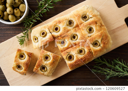 用橄欖和迷迭香烘焙的佛卡夏 用橄欖和迷迭香烘焙的佛卡夏 120609527