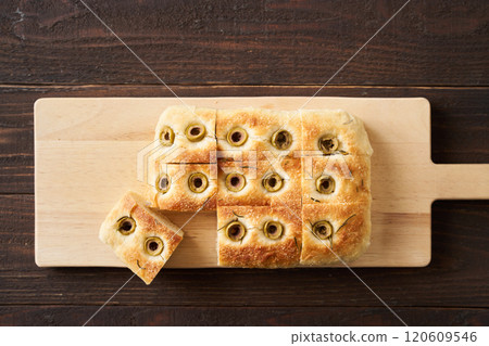 用橄欖和迷迭香烘焙的佛卡夏 120609546