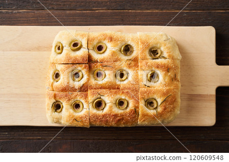 用橄欖和迷迭香烘焙的佛卡夏 120609548